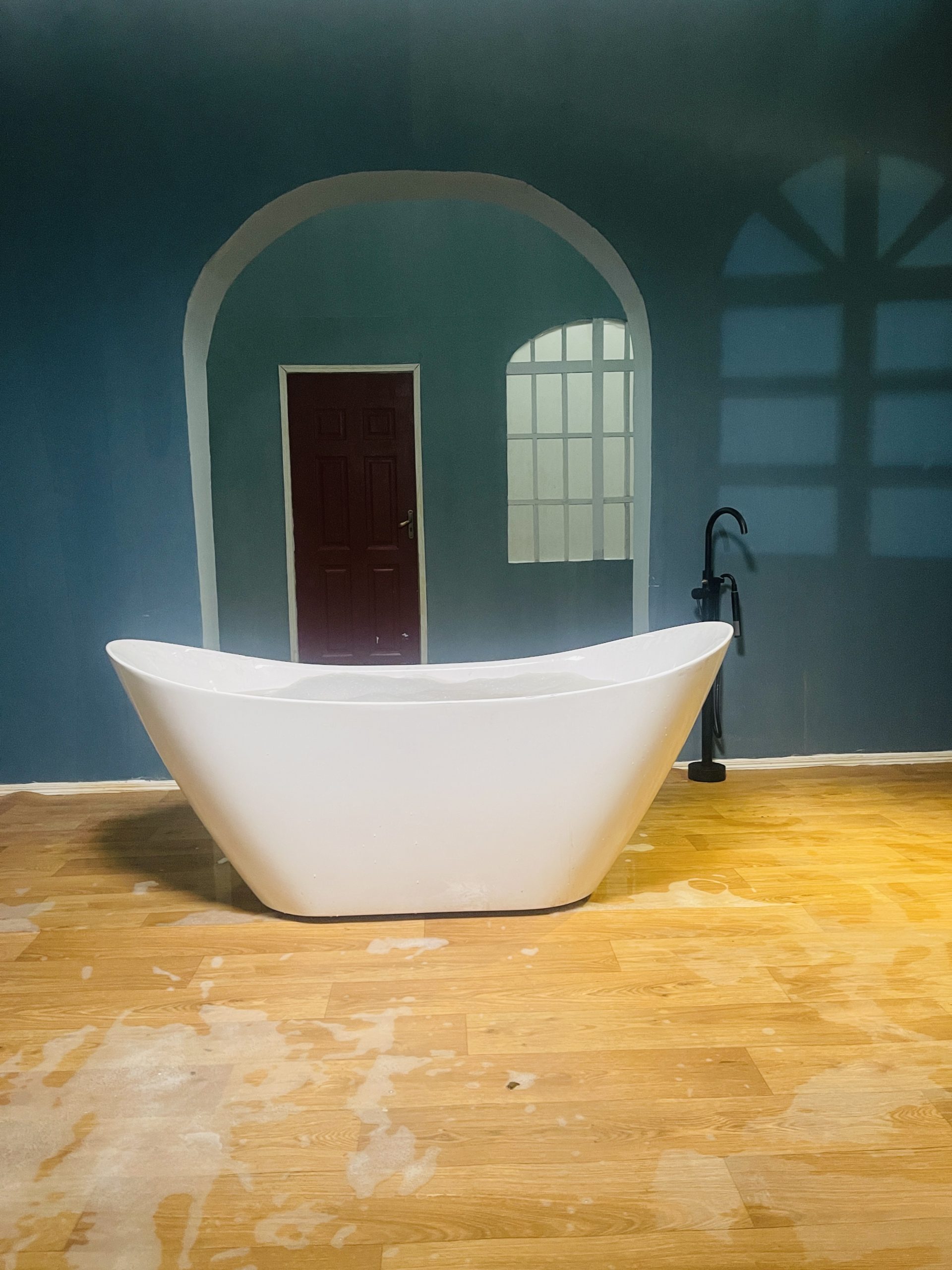 White-Free Standing Bathtub
